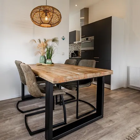 Semesterbostad Mooi *