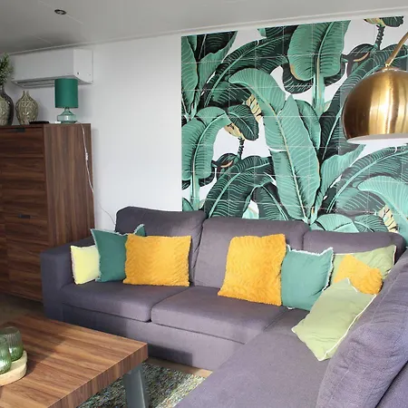 Semesterbostad Mooi *